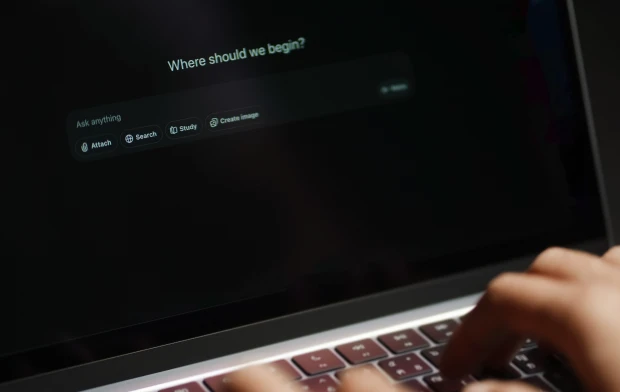 Lösung KI-Kompetenz von zeag Ein Laptop, auf dem ein KI-Chat verwendet wird